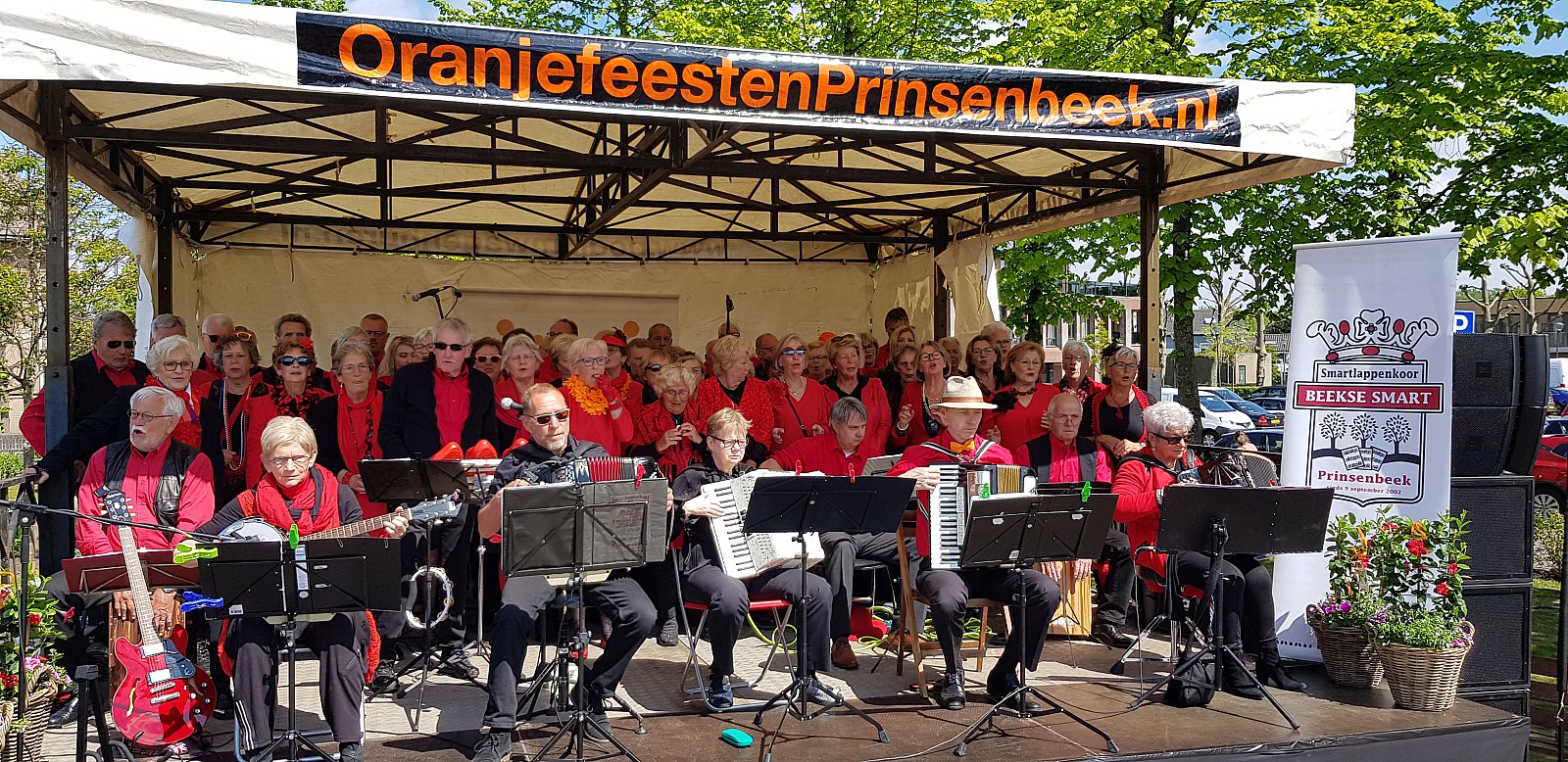 Optreden BS met Koningsdag op de Markt, foto's Cor Viveen