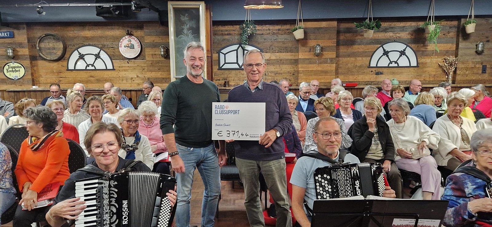 Uitreiking cheque RaboClubSupport - foto Ton v.d. Laar